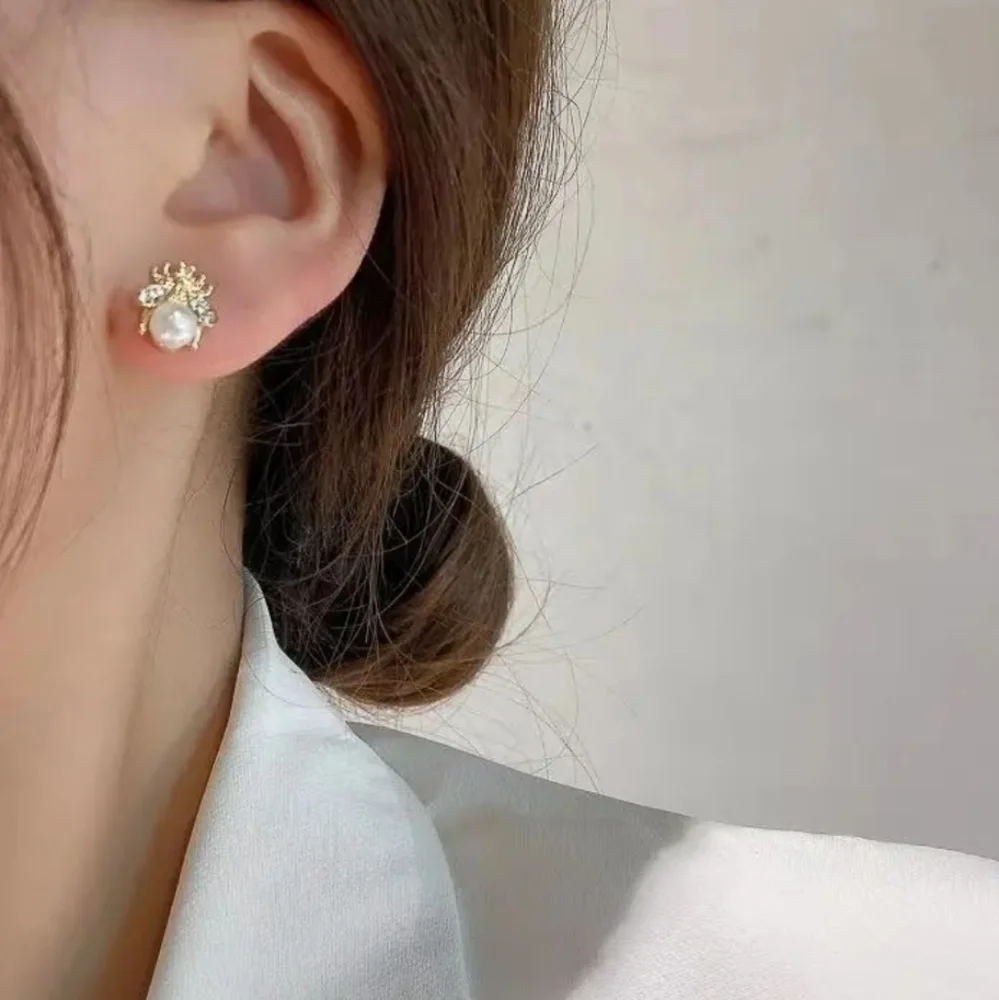 ✨ Honey Bee 🐝 Faux Pearl Earrings ✨ - Picture 3 of 3